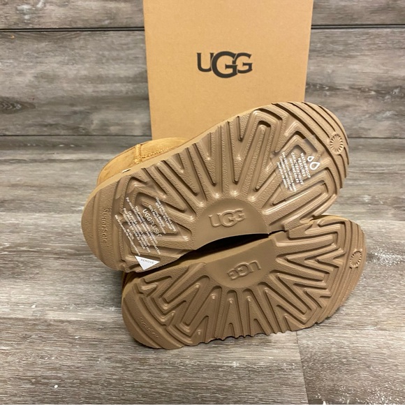 UGG | Classic Weather Short II toddler Boots Chestnut Wool Lined NEW - Picture 6 of 11